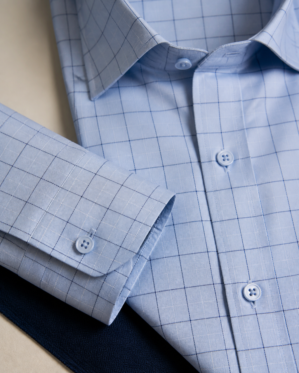 Detalhe de colarinho e punho da camisa social azul microxadrez