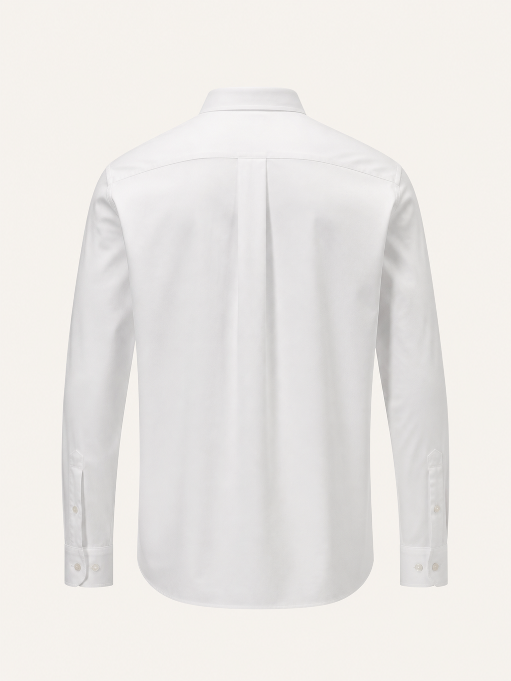 Camisa social branca sob medida vista de costas, com pala dividida e prega central
