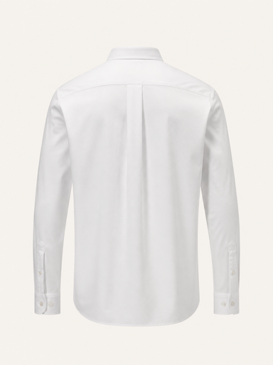Camisa social branca sob medida vista de costas, com pala dividida e prega central