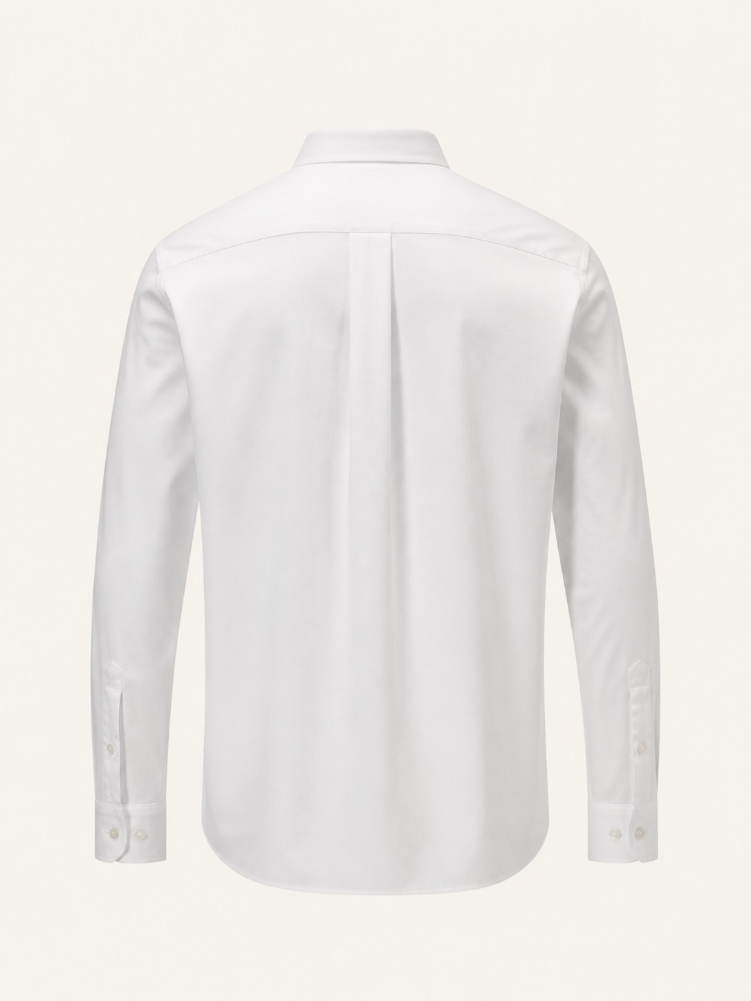 Camisa social branca sob medida vista de costas, com pala dividida e prega central